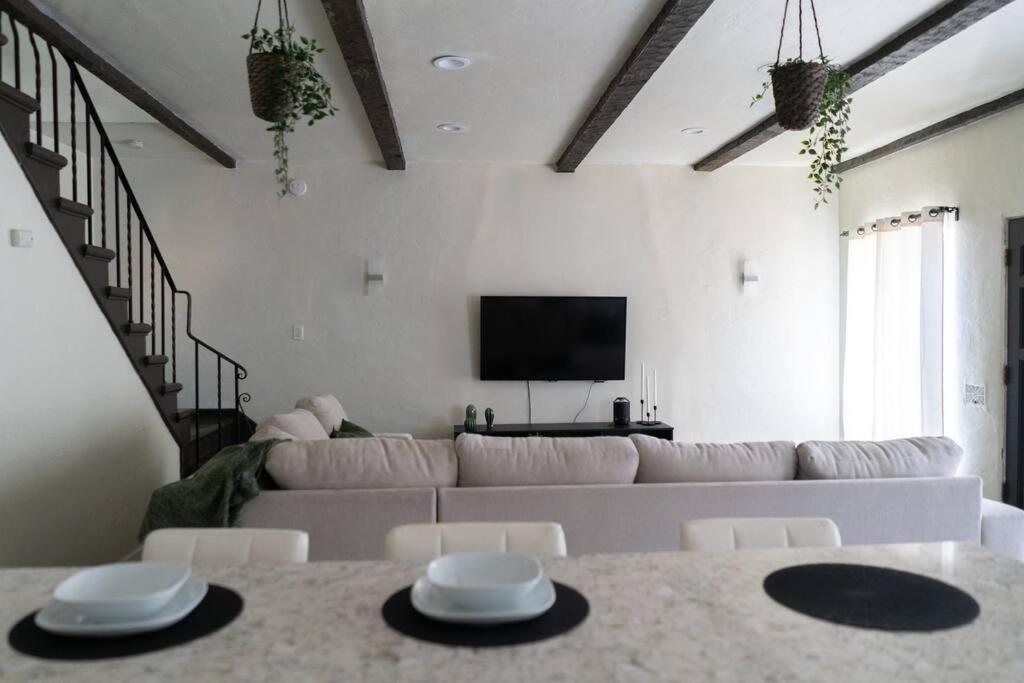 Spacious 2-Bedroom Unit In Hollywood Los Angeles Exterior photo