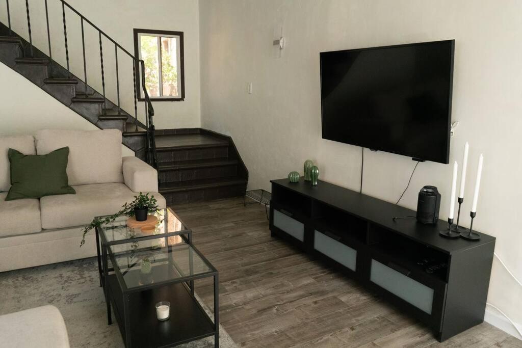 Spacious 2-Bedroom Unit In Hollywood Los Angeles Exterior photo